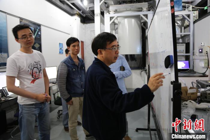 潘建伟院士与中国科大科研团队代表在实验室交流研讨。 中国科大 供图 潘建伟院士与中国科大科研团队代表在实验室交流研讨。 中国科大 供图